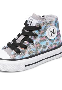 Baskets montantes avec un motif léopard multicolore pailleté, lacets noirs, et une coque et une semelle en caoutchouc blanc.