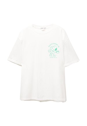 Weißes Baumwoll-T-Shirt mit kurzen Ärmeln, das auf der Vorderseite einen grünen Cartoon-Charakter und den Text "GLÜCKLICHKEIT IST, BEI UNS ZU SEIN" zeigt.