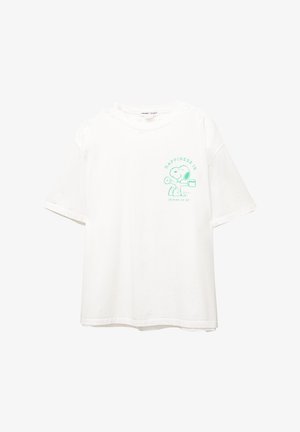 Hvid bomulds t-shirt med korte ærmer, prydet med en grøn tegneseriefigur og teksten "LYKKE ER AT DELTAGE OS HOS" trykt på forsiden.