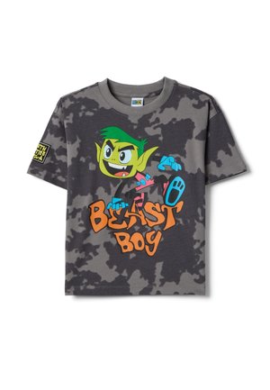 Camiseta camuflada gris oscuro con un personaje de dibujos animados de cabello verde y "Beast Boy" en grandes letras naranjas en el frente.