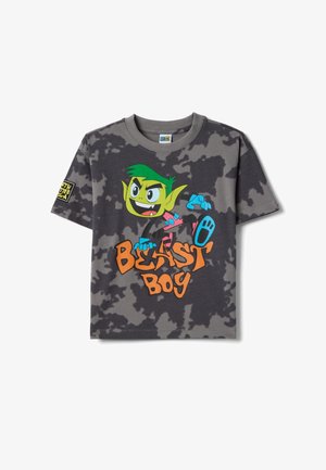 Dunkelgraues Camouflage-T-Shirt mit einer Cartoon-Figur mit grünen Haaren und dem Schriftzug "Beast Boy" in großen orangefarbenen Buchstaben auf der Vorderseite.