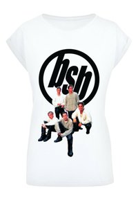 Tricou alb cu mânecă scurtă, având un logo circular negru cu literele "bsh" și șase figuri îmbrăcate în ținute lejere, de culori deschise.