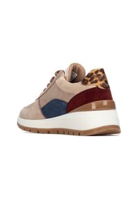 Zapatillas que combinan materiales de ante y textil en beige, azul y burdeos, con una parte trasera de estampado de leopardo y suela de goma blanca.