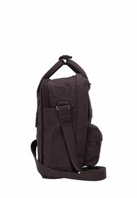 Borsa a tracolla in tela viola scuro con tracolla regolabile, manico superiore, numerose tasche e chiusure con zip, caratterizzata da una finitura testurizzata.