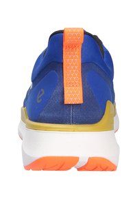 Scarpa sportiva blu con tomaia testurizzata, linguetta arancione, dettagli dorati sulla suola intermedia e suola bianca con fondo in gomma arancione.