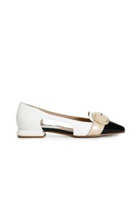 Ballerines à bout pointu en cuir verni noir, avec des panneaux en cuir blanc et beige, un détail circulaire décoratif et un petit talon bloc.