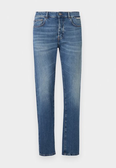 Μπλε τζιν παντελόνι με ευθεία γραμμή, σχεδιασμένο με πέντε τσέπες, ξεβαμμένο μοτίβο και μεταλλικό κουμπί στο ύψος της μέσης.