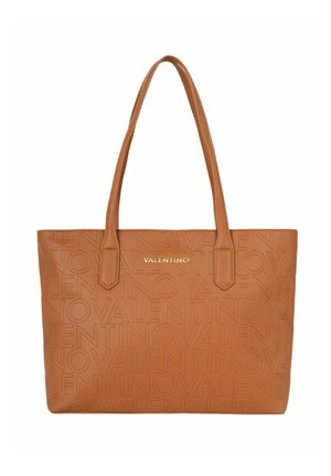 Sac cabas en cuir tan avec double poignée, motif logo Valentino embossé et plaque nominative Valentino dorée au centre avant.