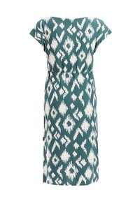 Turkis midi-kjole med hvidt abstrakt diamantmønster, korte ærmer og indsnævret talje, vist på hvid baggrund.