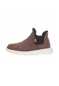 Stivali alla caviglia in suede marrone con pannelli laterali in elastic, dettagli in tessuto marrone testurizzato e suola in gomma bianca con un motivo ondulato.