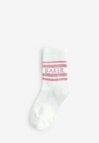 Weiße gerippte Socken mit rosa Streifen und dem Wort "BAKER" in der Mitte. Baumwollmischgewebe mit einem Design in Standard-Crewlänge.
