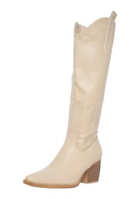 Bota de cuero color beige hasta la rodilla con puntera puntiaguda y tacón de madera apilada. Presenta una costura y un ligero borde superior acanalado.