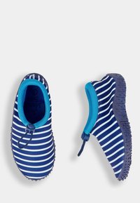 Scarpe da acqua a strisce blu e bianche con maniche elastiche, suole in gomma e cordino per una vestibilità sicura. Tessuto morbido e suola strutturata.