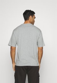 New Era MLB NEW YORK YANKEES ARCH GRAPHIC TEE - Camiseta estampada - grey