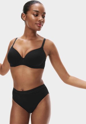 Set di biancheria intima nero composto da reggiseno sagomato con spalline regolabili e slip a vita alta con dettaglio di fascia in vita testurizzata. Tessuto liscio.