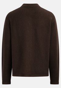 Camisa marrón de manga larga tejida con cuello, patrón de zigzag texturizado, puños acanalados y ajuste relajado.