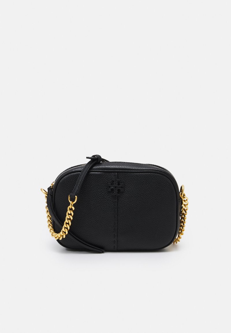 Sac à bandoulière en cuir noir avec une finition texturée, doté d'une bandoulière en chaîne dorée et d'un logo à l'avant. Design compact et de forme ovale.