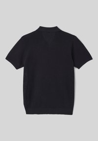 Polo à manches courtes en tissu tricoté noir. Caractéristiques : un col, un motif texturé et une coupe légèrement ajustée avec un ourlet droit.