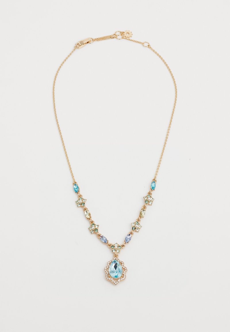 Guldtonet halskæde med en central tåreformet blå sten indrammet af rhinsten, prydet med mindre blå og grønne sten i udsmykkede indstillinger.