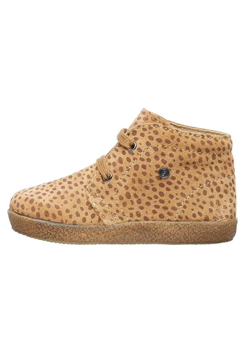 Stivale alla caviglia in suede beige con motivo a macchie marroni, punta rotonda e lacci beige. Presenta una suola in gomma texturizzata e un accento metallico sul lato.