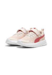 Zapatillas deportivas de color rosa claro con parte superior de malla transpirable, acentos rojos, correa ajustable de velcro y suela blanca acolchada.