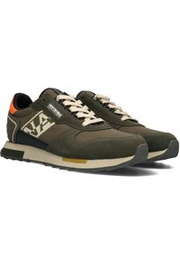 Sneaker verdi con un mix di camoscio e tessuto, dotate di lacci beige, dettagli arancioni sul tallone e suola in gomma testurizzata.