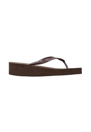 Chancla plana marrón con una suela gruesa y correas flexibles. Textura suave con un diseño minimalista, adecuada para uso casual.
