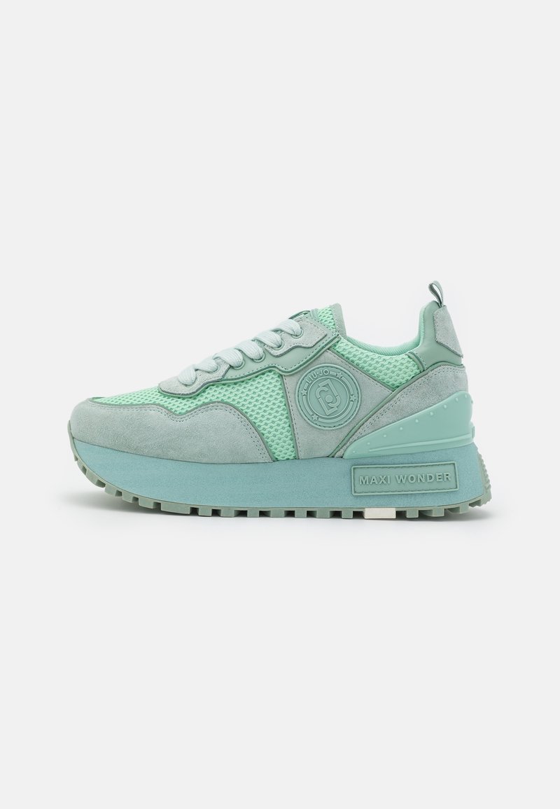 Jasnozielone sneakersy z siateczkowym i zamszowym wierzchem, grubą platformą oraz okrągłą naszywką z logo. Posiadają teksturowane akcenty i sznurowaną konstrukcję.