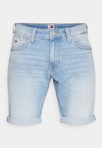 Shorts de mezclilla azul claro, con dobladillo enrollado, diseño de cinco bolsillos y una etiqueta de marca en la parte trasera de la cinturilla. Ajuste clásico y casual.