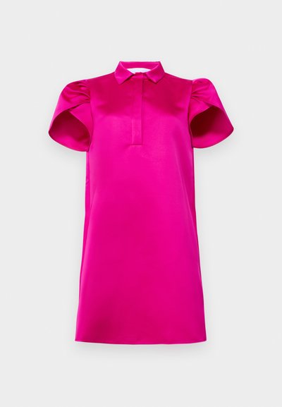 Rochie cu mânecă scurtă din satin roz aprins, cu un guler la gât și o siluetă dreaptă, având mâneci bufante.