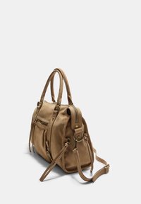 Borsa a tracolla in suede beige con manici doppi, una tracolla staccabile, tasca frontale con zip e dettagli in ottone.