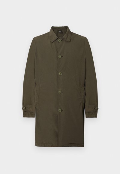 Σκούρο ελιάς πράσινο ανδρικό παλτό μέχρι το γόνατο με πέντε κουμπιά στο μπροστινό μέρος, γιακά, πλαϊνές τσέπες και μανσέτες με κουμπιά στα μακριά μανίκια.