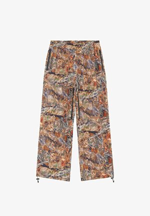 Pantaloni a vestibilità ampia con motivo mimetico multicolore, vita elasticizzata, tasche laterali con zip e coulisse regolabili ai polsini delle caviglie.