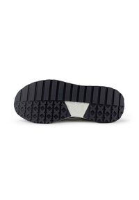 Semelle de chaussure en caoutchouc noir avec des rainures pour une meilleure adhérence, présentant un motif texturé et un accent central gris. Design durable et fonctionnel.
