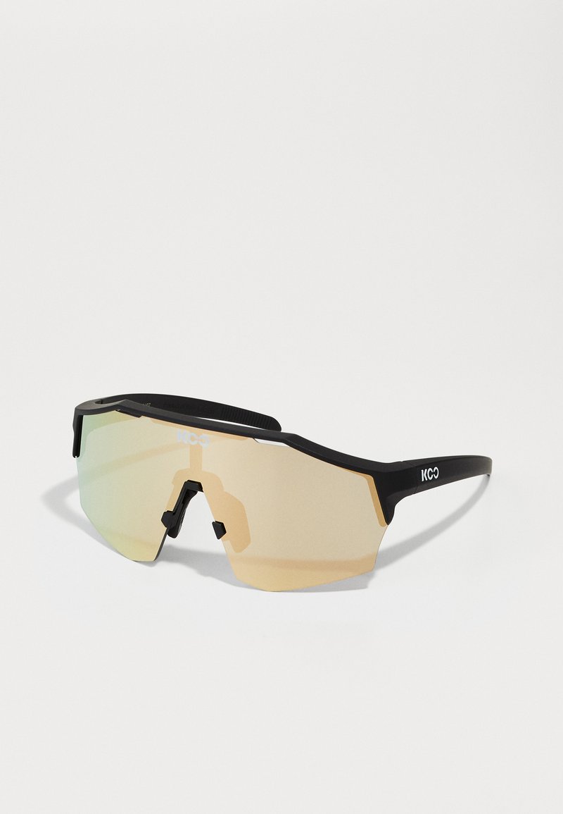 Schwarze Sportsonnenbrille mit einem großen, kantigen Design und verspiegelten Gläsern, die von Grün zu Gold übergehen; verfügt über einen Nasensteg aus Silikon.