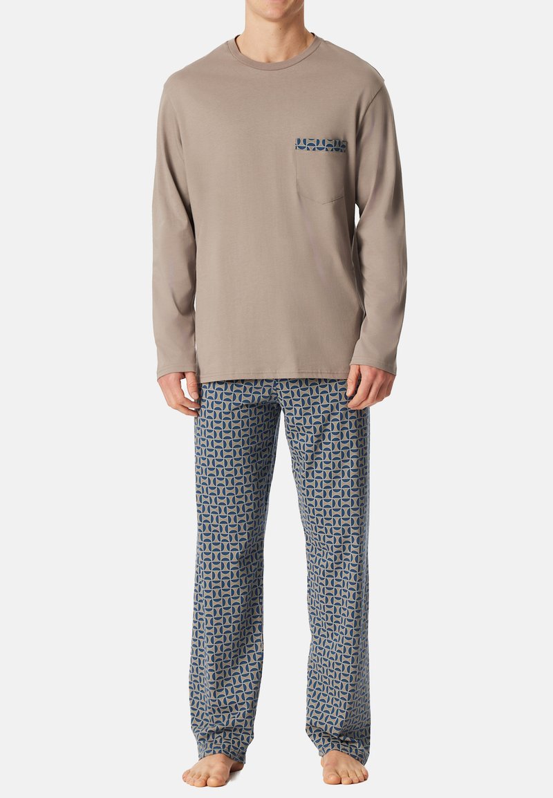 Beige lange mouwen top met een zak en blauwe geometrische patronen, gecombineerd met blauwe gemusterde pyjamabroek. Zachte stof en relaxte pasvorm.