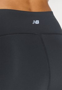 New Balance ATHLETICS REFLECTIVE HIGH RISE LEGGING  - Bėgimo tamprės - black