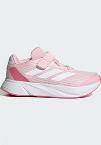 Zapatillas deportivas rosas con parte superior de malla, acentos blancos, una correa de velcro y una suela acolchada. El acabado texturizado mejora el agarre y el soporte.