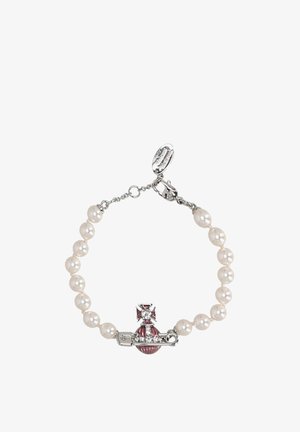 Bracciale di perle con perline bianche lucide, caratterizzato da una chiusura in argento e un elemento decorativo centrale con accenti rossi e cristalli.