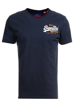 T-shirt à manches courtes bleu marine avec le logo « Real SuperDry » et texte japonais orange sur le côté gauche de la poitrine, col rond.