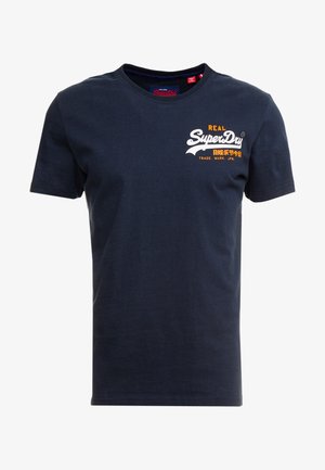 Marineblauw T-shirt met korte mouwen, "Real SuperDry" logo en oranje Japanse tekst op de linkerborst, ontwerp met ronde hals.