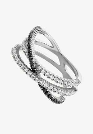 Anillo de plata con bandas entrecruzadas, adornado con filas alternas de pequeñas piedras negras y transparentes.