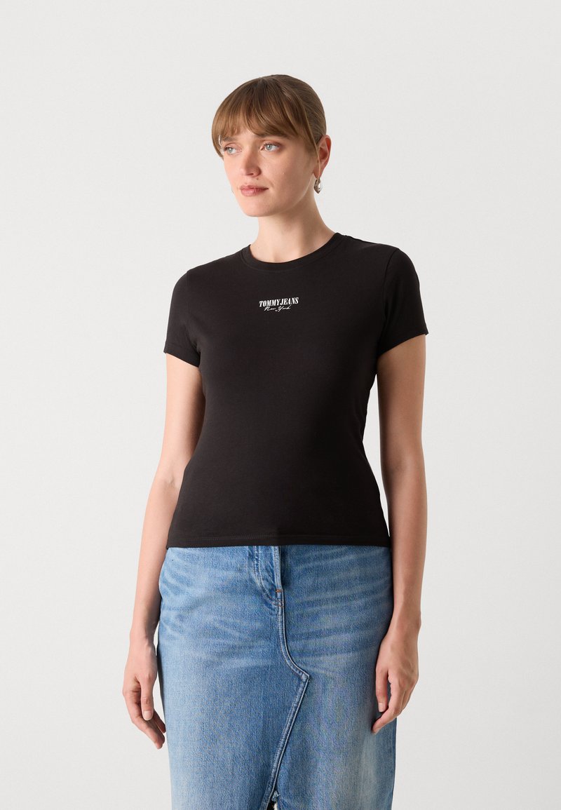 Czarna, krótkiego rękawa koszulka wykonana z bawełny, z białym logo "TOMMY JEANS New York" na piersi. Dopasowany krój, okrągły dekolt.