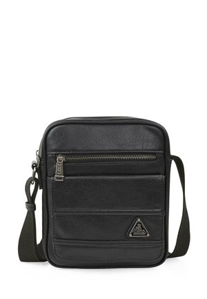 Bolso bandolera de piel negra con correa ajustable, cierre de cremallera, bolsillo frontal, acabado texturizado y acento de logo triangular.