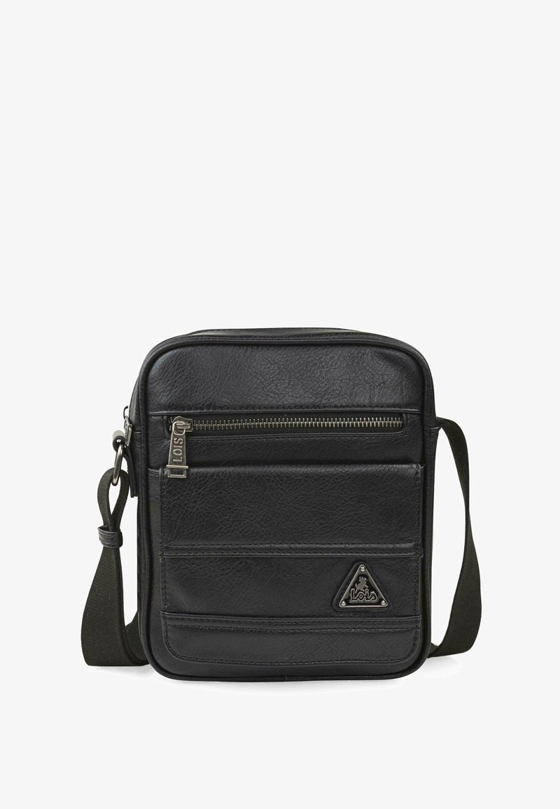 Bolso bandolera de piel negra con correa ajustable, cierre de cremallera, bolsillo frontal, acabado texturizado y acento de logo triangular.