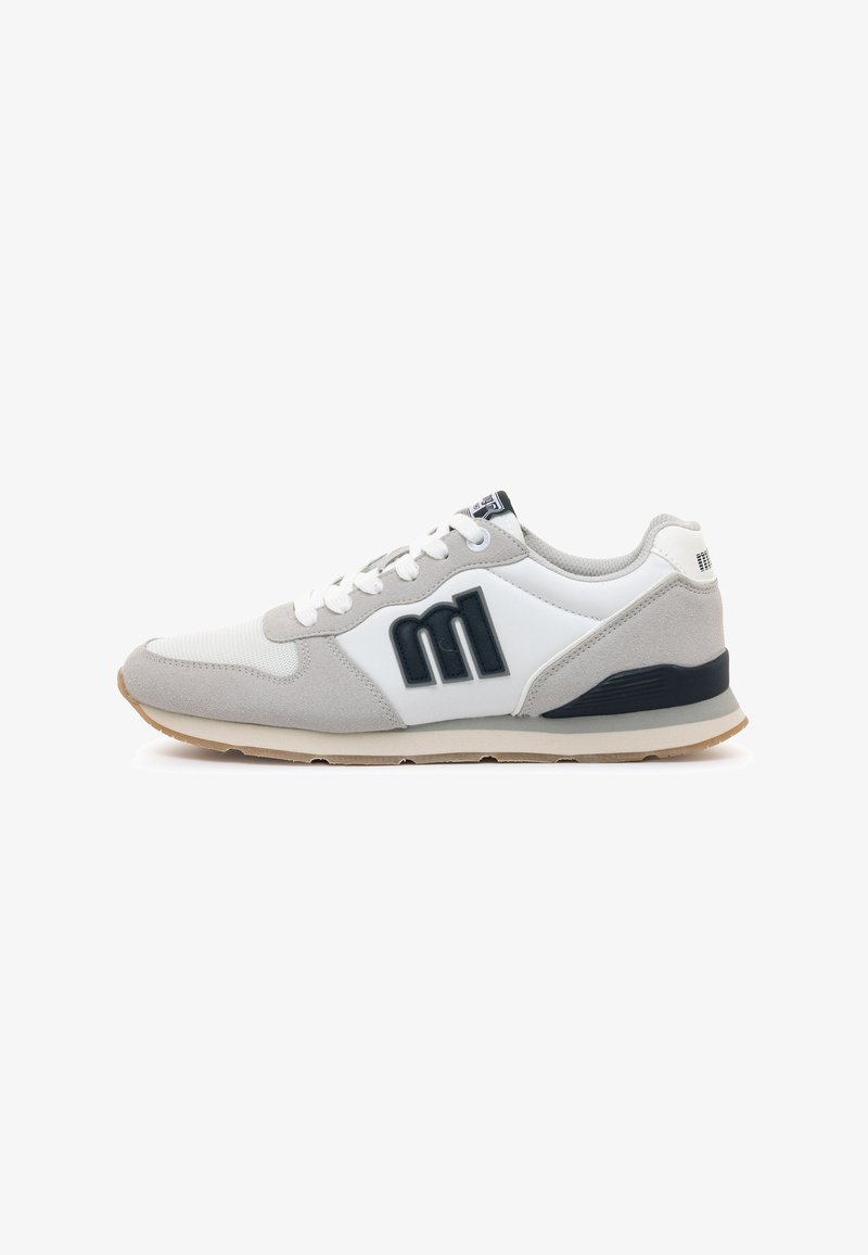 Niedrig geschnittener Sneaker in Weiß und Hellgrau mit schwarzem "m"-Logo, weißen Schnürsenkeln und hellbrauter Gummisohle, gezeigt in Seitenansicht von links.