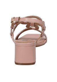 Sandali con tacco rosa, con cinturini intrecciati e chiusura con fibbia. Materiale liscio, punta rotonda e tacco a blocco per stabilità.