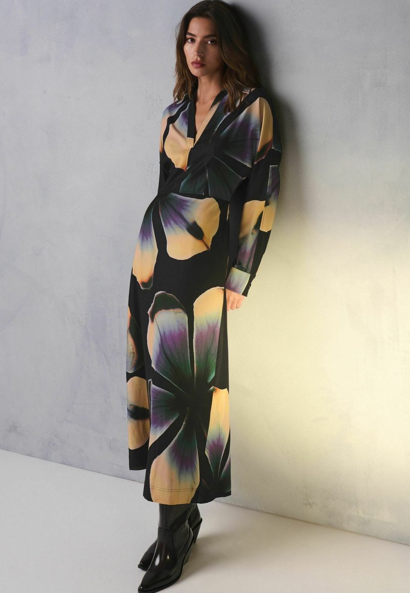 Next LONG SLEEVE V-NECK MIDI - REGULAR FIT - Denné šaty - black floral