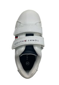 Sneaker in pelle bianca con doppie cinghie a strappo. Presenta accenti blu e rossi, caviglia imbottita e suola testurizzata. Logo del marchio in evidenza.