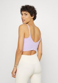 Athleta ELATION V-NECK CROP A-C - Sutiã desportivo de suporte ligeiro - elfin purple